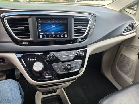 Used 2020 Chrysler Pacifica Touring-L FWD image 16