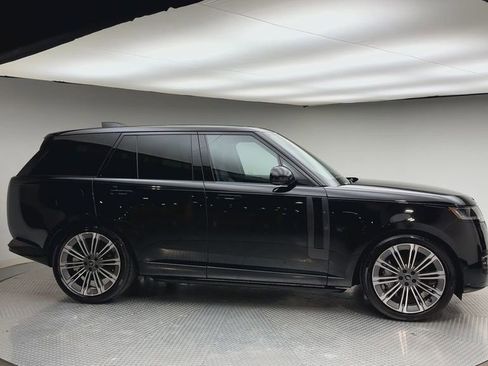 Used 2025 Land Rover Range Rover SE AWD/4WD image 9