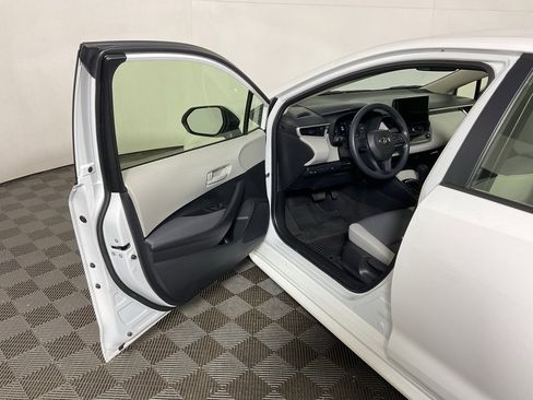 Used 2025 Toyota Corolla LE image 17