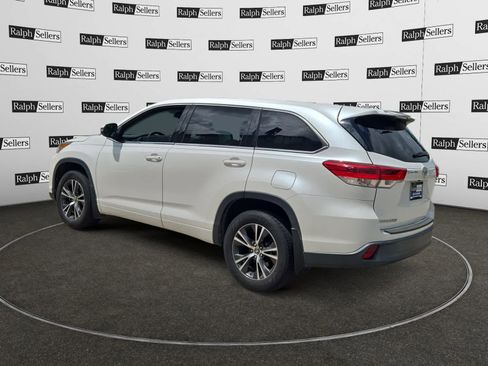 Used 2017 Toyota Highlander LE FWD image 4