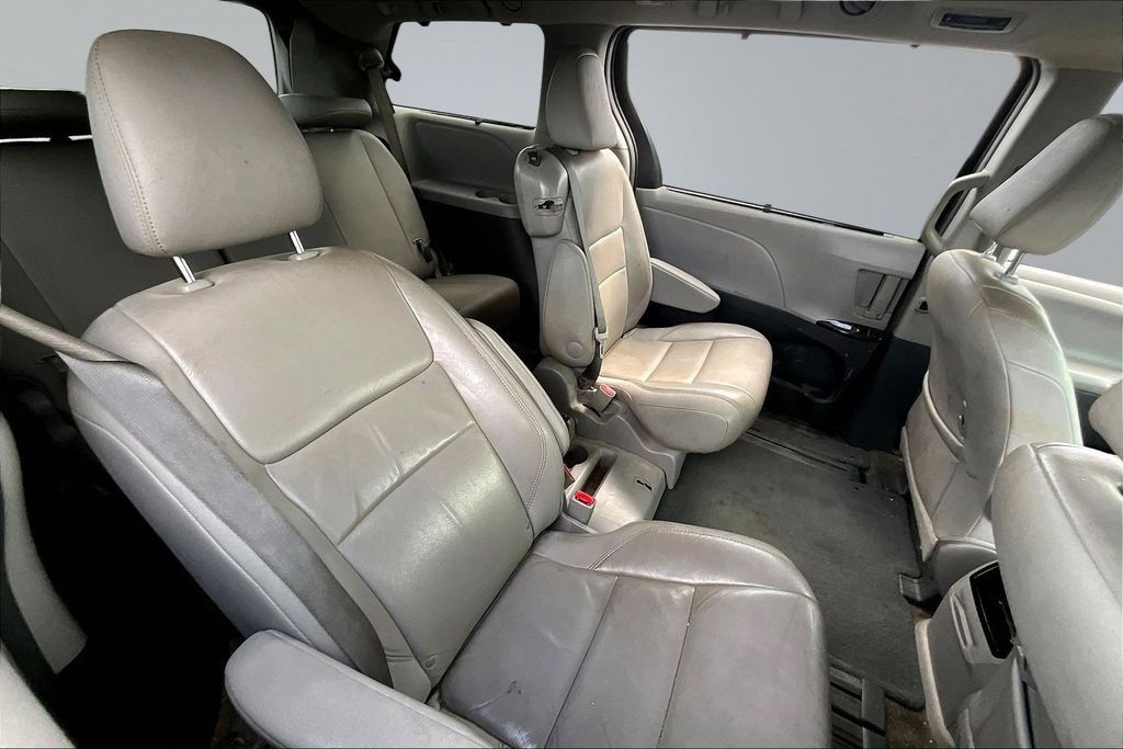 Used 2015 Toyota Sienna XLE FWD image 25