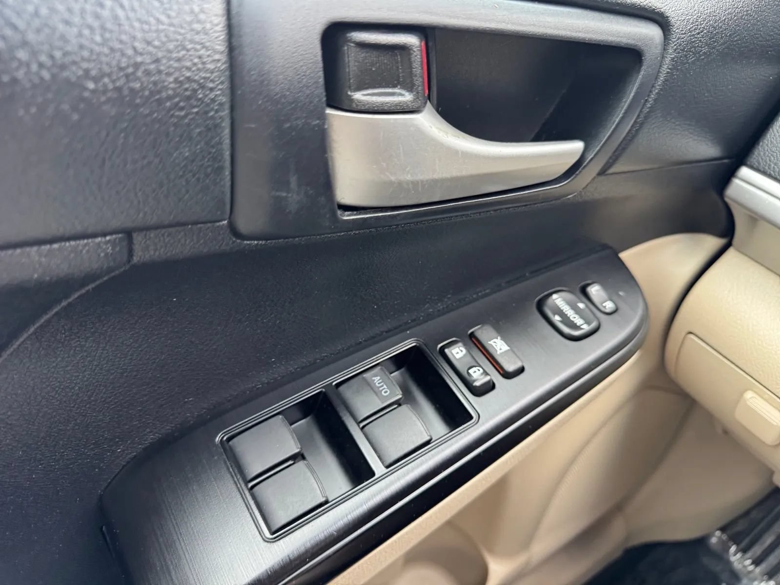 Used 2012 Toyota Camry LE FWD image 19