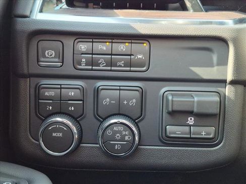 New 2026 Chevrolet Suburban Z71 AWD/4WD image 12