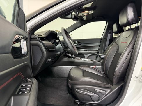 Used 2025 Jeep Compass Trailhawk AWD/4WD image 4