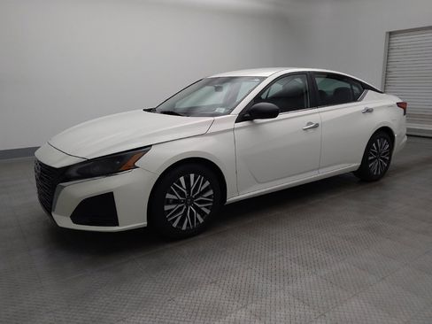 Used 2025 Nissan Altima 2.5 SV FWD image 2