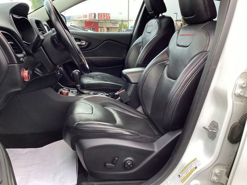 Used 2019 Jeep Cherokee Trailhawk AWD/4WD image 15