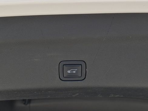 Used 2023 GMC Yukon Denali Ultimate AWD/4WD image 9