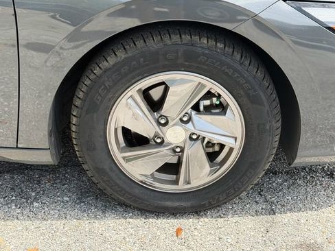 Used 2024 Hyundai Elantra SE FWD image 9