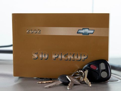 Used 2002 Chevrolet S10 Pickup LS w/ LS Preferred Equipment Group AWD/4WD image 25