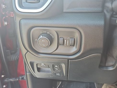 Used 2020 RAM 1500 Laramie w/ Sport Appearance Package AWD/4WD image 31