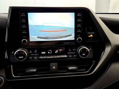Used 2021 Toyota Highlander XLE AWD/4WD image 33