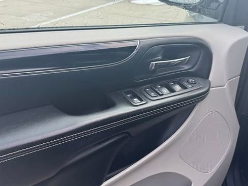Used 2019 Dodge Grand Caravan SXT image 19