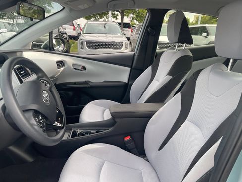 Used 2021 Toyota Prius LE FWD image 5