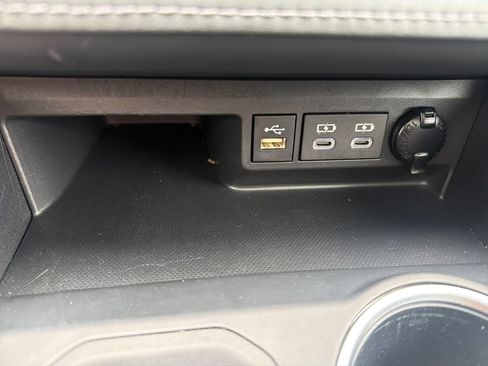 Used 2023 Toyota Highlander XLE AWD/4WD image 19