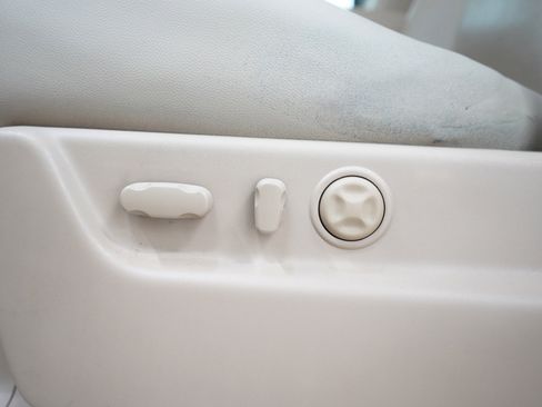 Used 2013 Chevrolet Avalanche LTZ image 26