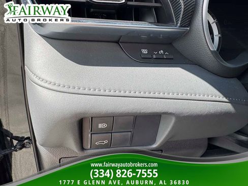 Used 2021 Toyota Highlander XSE FWD image 18