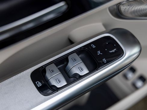 Used 2025 Mercedes-Benz GLC 350e 4MATIC image 24