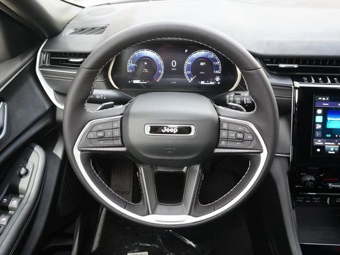 New 2025 Jeep Grand Cherokee Altitude image 9