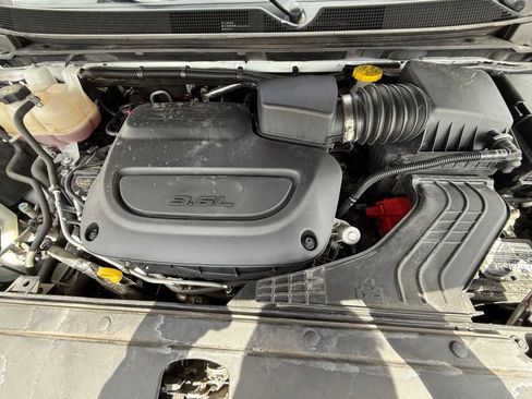 Used 2024 Chrysler Pacifica Touring-L FWD image 34
