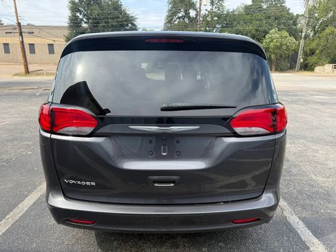 Used 2021 Chrysler Voyager L FWD image 4