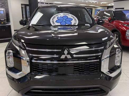 New 2026 Mitsubishi Outlander ES image 2