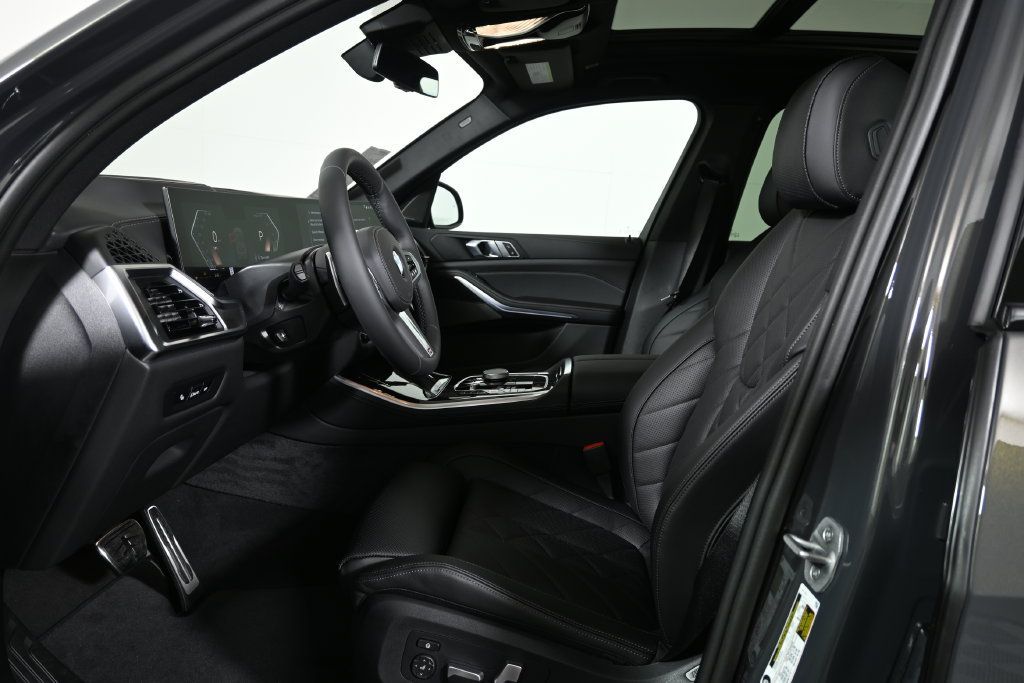 Used 2026 BMW X5 xDrive40i w/ M Sport Package AWD/4WD image 3