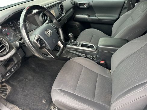 Used 2018 Toyota Tacoma TRD Sport w/ Technology Package image 9