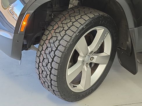 Used 2024 Land Rover Defender 110 SE image 32