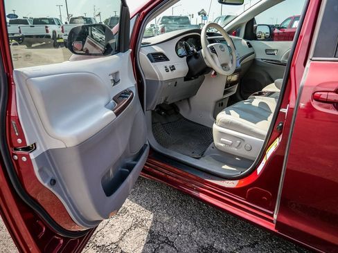 Used 2012 Toyota Sienna XLE FWD image 30