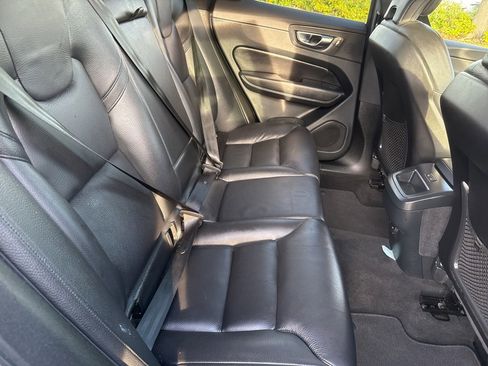 Used 2023 Volvo XC60 B5 Plus image 22