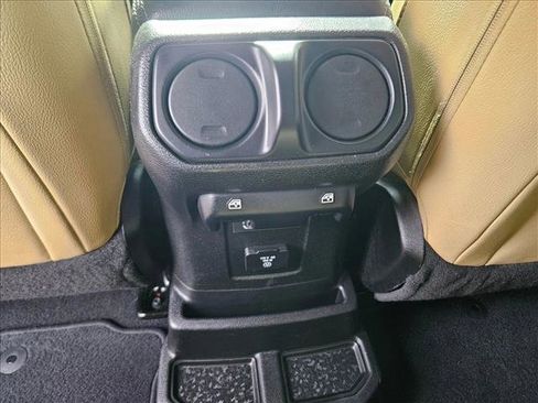 Used 2018 Jeep Wrangler Unlimited Sahara image 13