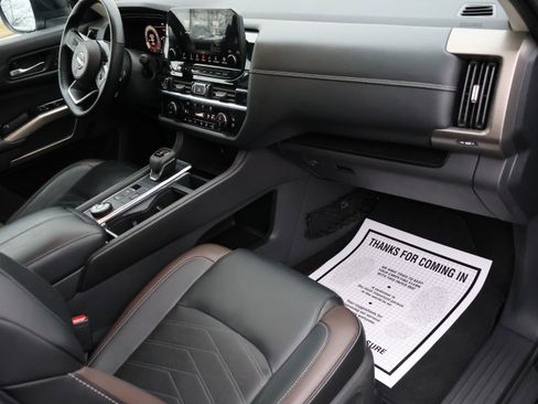 Used 2023 Nissan Pathfinder Platinum image 10