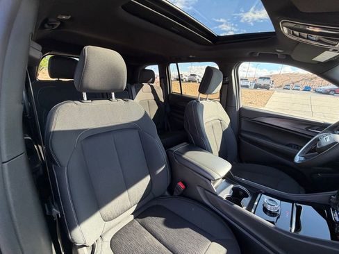 Used 2025 Jeep Grand Cherokee Laredo X w/ Luxury Tech Group I image 16