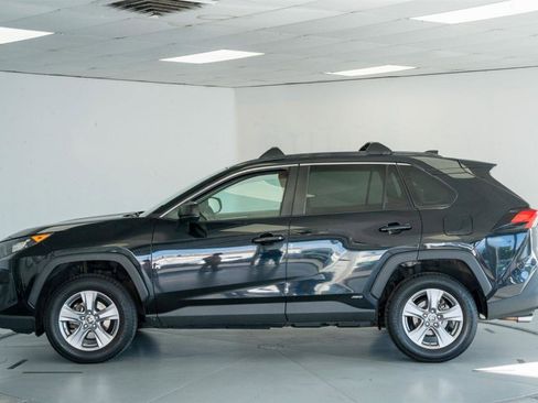 Used 2022 Toyota RAV4 LE AWD/4WD image 4