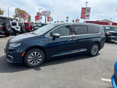 Used 2023 Chrysler Pacifica Limited FWD image 23