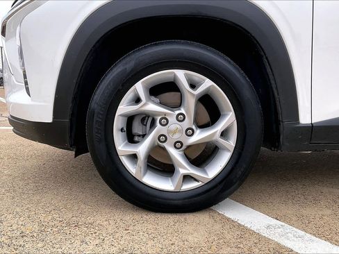 Used 2024 Chevrolet Trax LS w/ LS Convenience Package image 8