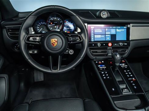 Certified 2026 Porsche Macan AWD/4WD image 24