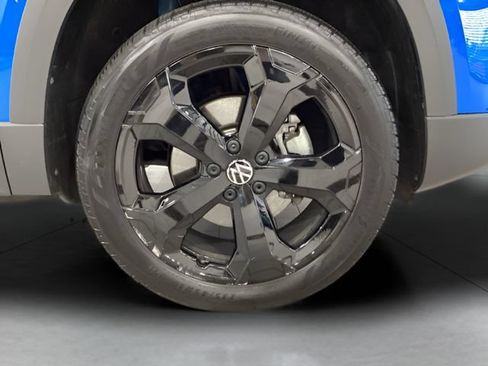 Certified 2025 Volkswagen Taos SE AWD/4WD image 23