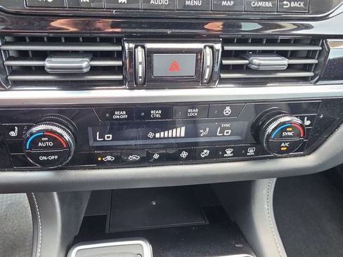 Used 2024 Nissan Pathfinder SL w/ SL Premium Package FWD image 4