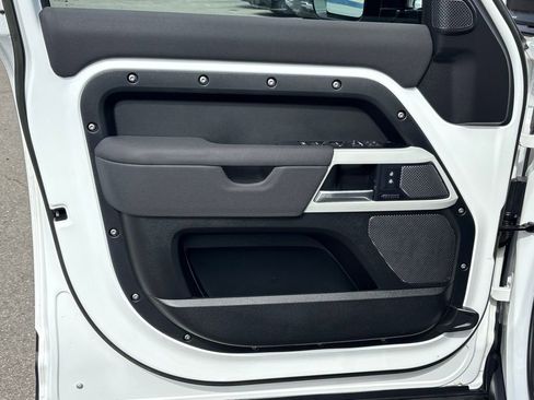 Used 2023 Land Rover Defender 110 SE image 17