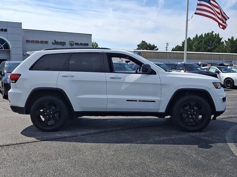 Used 2019 Jeep Grand Cherokee Laredo AWD/4WD image 7
