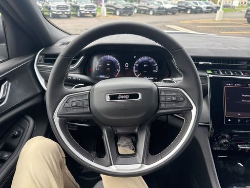 New 2025 Jeep Grand Cherokee Laredo X w/ Luxury Tech Group I AWD/4WD image 27