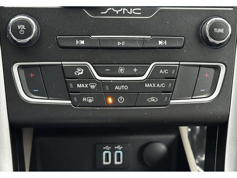 Used 2020 Ford Fusion SE image 29