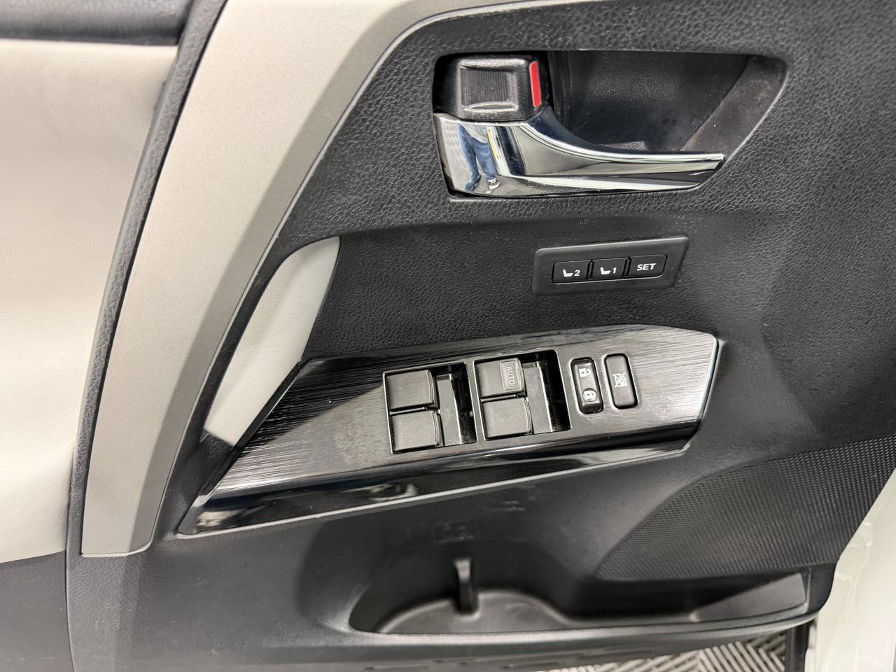 Used 2017 Toyota RAV4 Limited w/ Advanced Technology Package FWD image 6