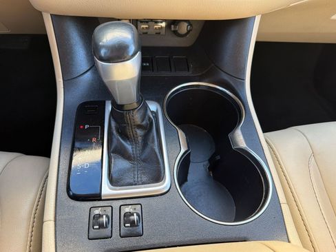 Used 2019 Toyota Highlander XLE FWD image 19