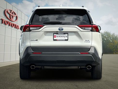Used 2022 Toyota RAV4 XLE Premium AWD/4WD image 4