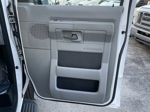 Used 2011 Ford E-350 and Econoline 350 XLT image 35