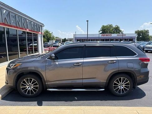 Used 2018 Toyota Highlander SE AWD/4WD image 3