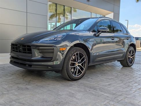 Used 2025 Porsche Macan Base image 8