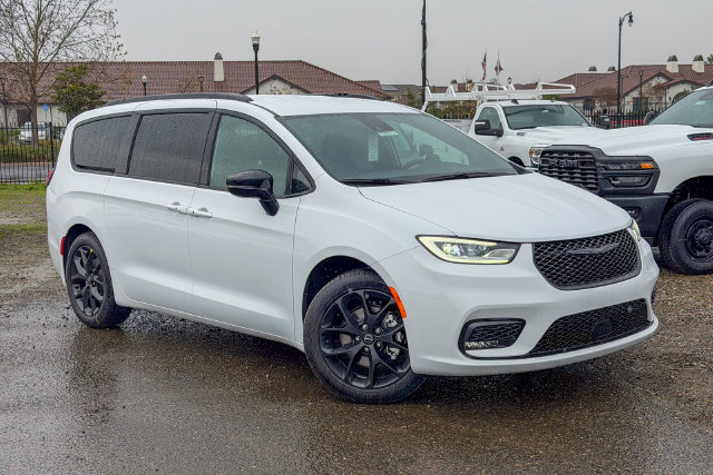 New 2026 Chrysler Pacifica Select FWD image 2